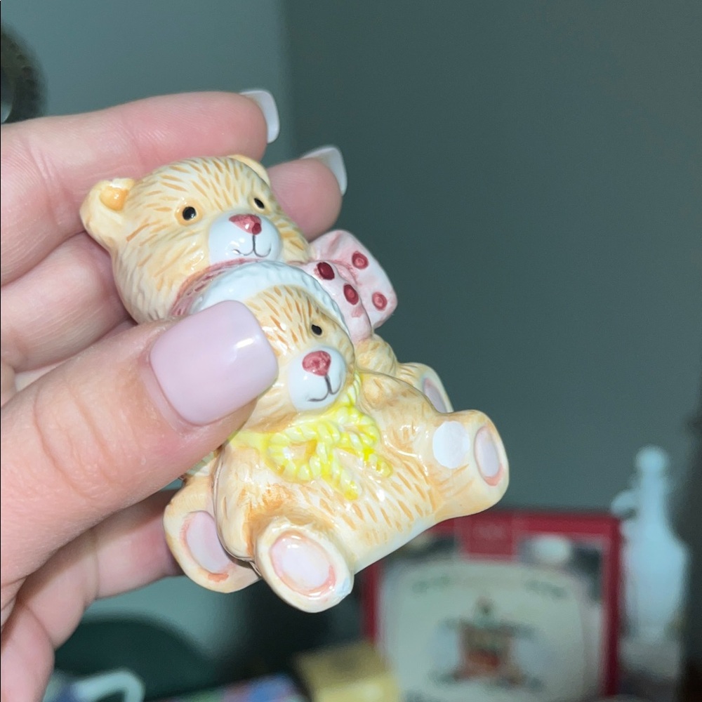 Vintage Hand Painted Teddy Bear Family Ceramic Salt and Pepper Shakers - Picture 5 of 8